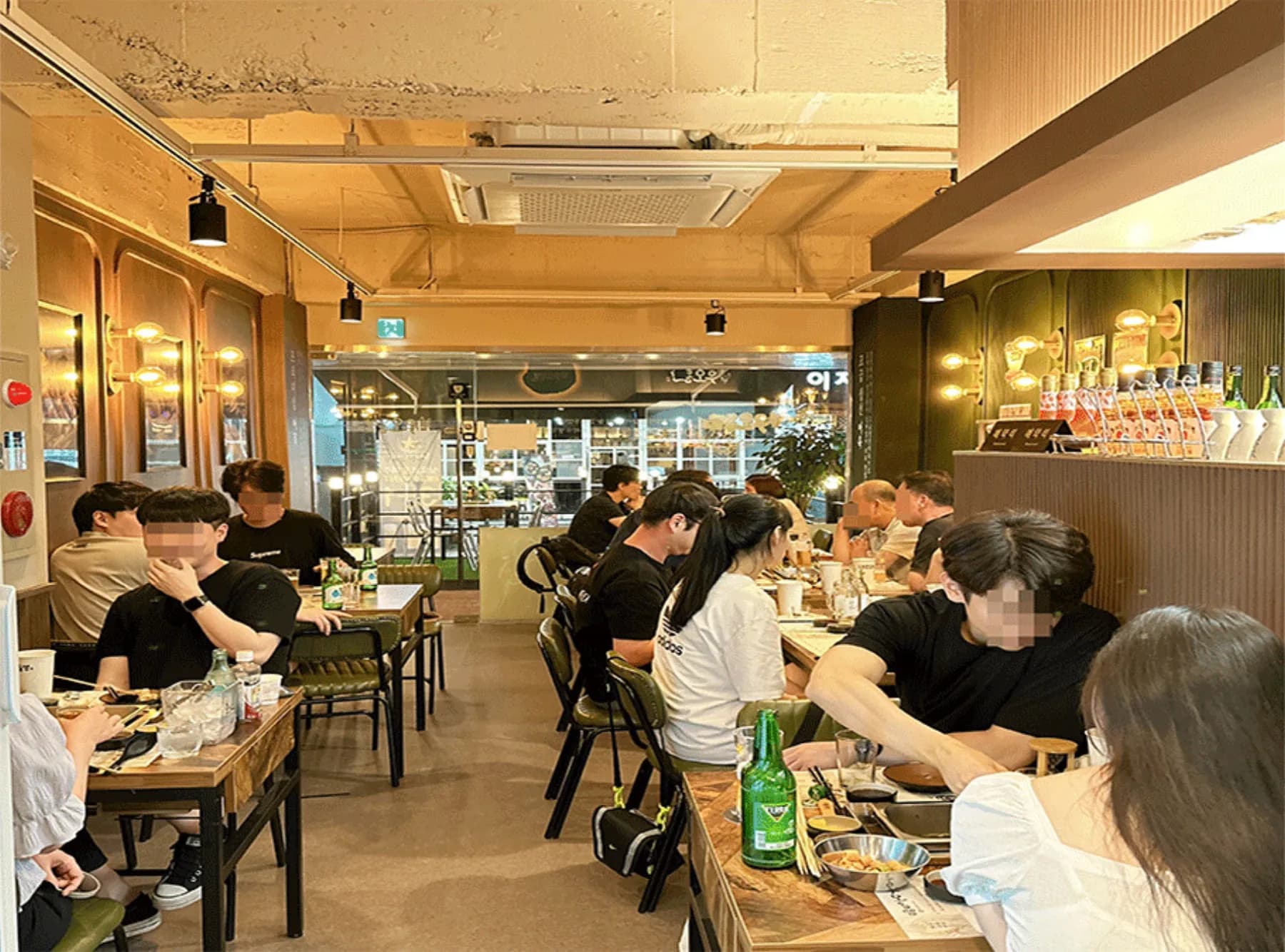 바 좌석과 주류 진열이 보이는 우오동뎅 공간